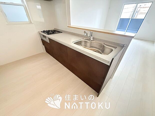 現地写真(キッチン)
収納たっぷりのシステムキッチン、浄水器付水栓を標準装備しています。