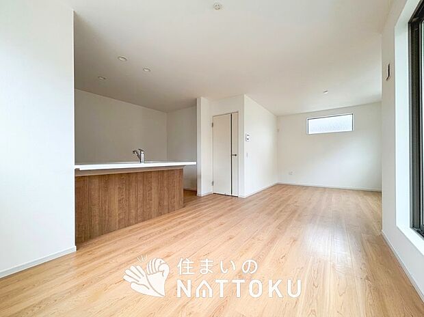 現地写真(リビング)
フローリング材には、木目、色調など木材特有の風合いがあり、ナチュラルな美しさになっています。
