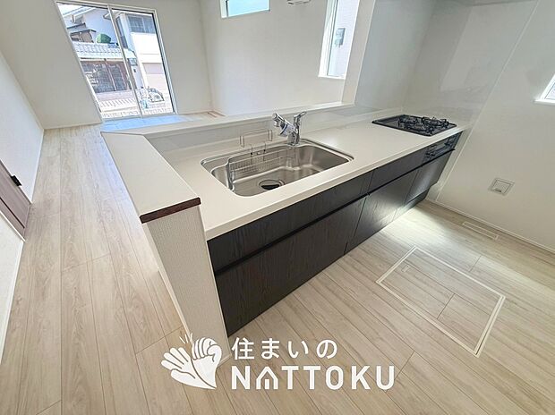 現地写真(キッチン)
収納たっぷりのシステムキッチン、浄水器付水栓を標準装備しています。
