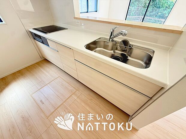 現地写真(キッチン)
収納たっぷりのシステムキッチン、浄水器付水栓を標準装備しています。