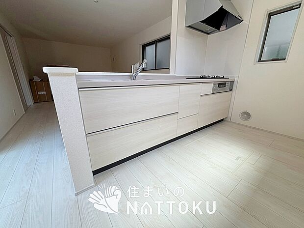 現地写真（キッチン）
収納たっぷりのシステムキッチン、浄水器付水栓を標準装備しています。
