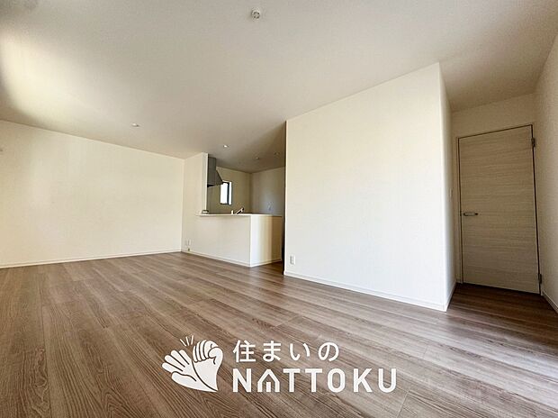 現地写真(リビング)
フローリング材には、木目、色調など木材特有の風合いがあり、ナチュラルな美しさになっています。