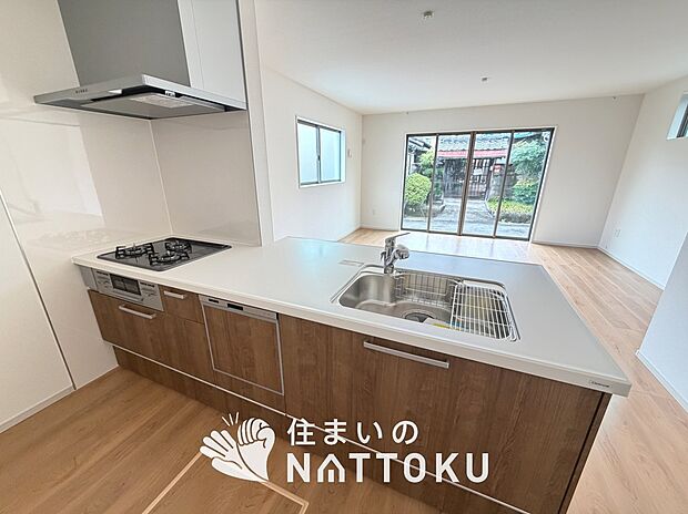 現地写真（キッチン）
収納たっぷりのシステムキッチン、浄水器付水栓を標準装備しています。
