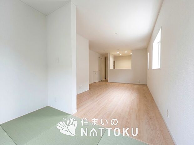 現地写真（リビング）
フローリング材には、木目、色調など木材特有の風合いがあり、ナチュラルな美しさになっています。
