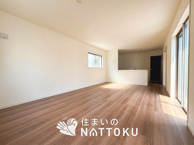 現地写真（リビング）
フローリング材には、木目、色調など木材特有の風合いがあり、ナチュラルな美しさになっています。
