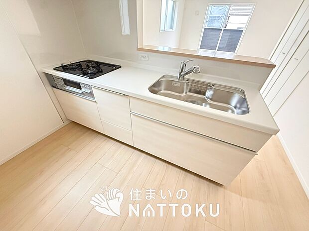現地写真（キッチン）
収納たっぷりのシステムキッチン、浄水器付水栓を標準装備しています。
