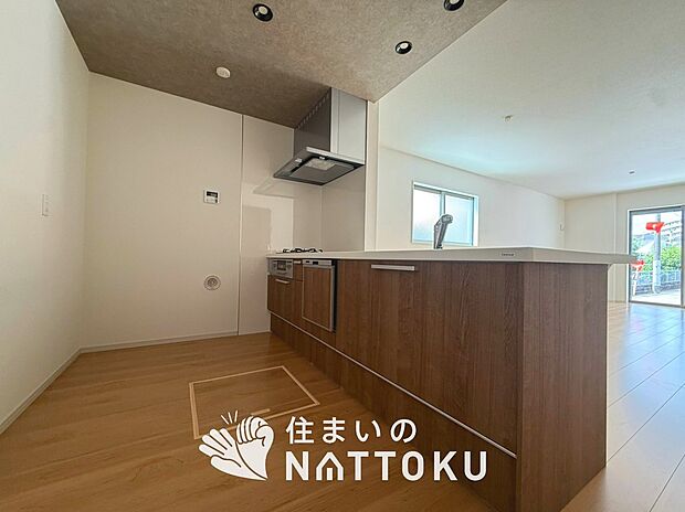 現地写真(キッチン)
収納たっぷりのシステムキッチン、浄水器付水栓を標準装備しています。