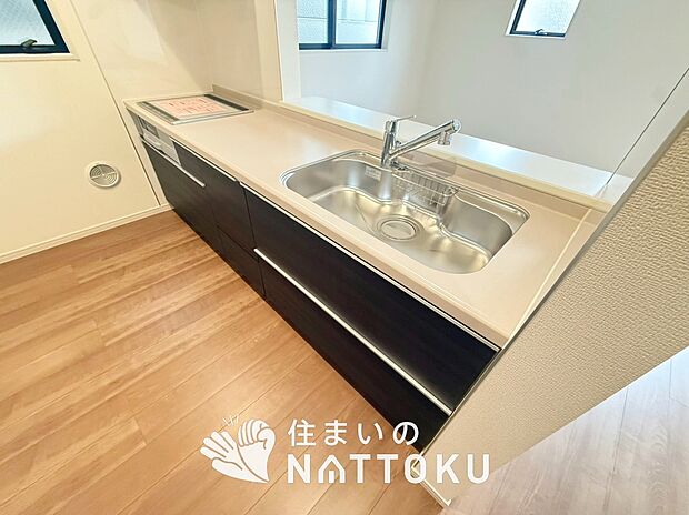 現地写真（キッチン）
収納たっぷりのシステムキッチン、浄水器付水栓を標準装備しています。

