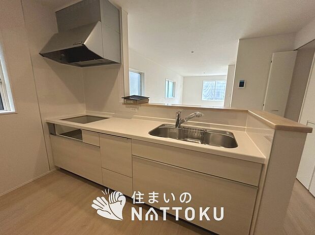 現地写真（キッチン）
収納たっぷりのシステムキッチン、浄水器付水栓を標準装備しています。
