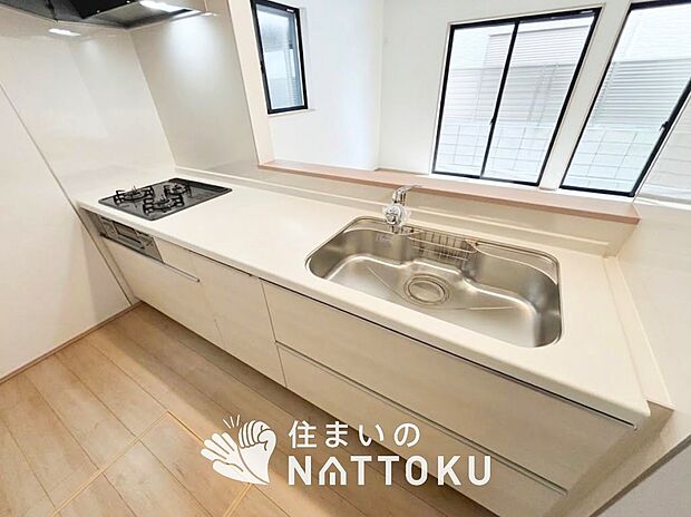 現地写真(キッチン)
収納たっぷりのシステムキッチン、浄水器付水栓を標準装備しています。