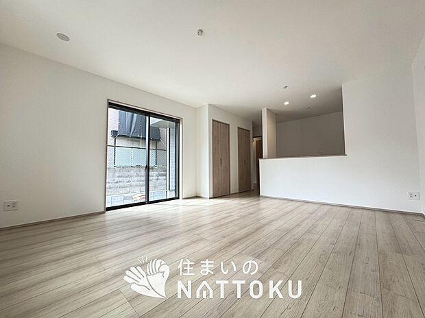 現地写真(リビング)
フローリング材には、木目、色調など木材特有の風合いがあり、ナチュラルな美しさになっています。