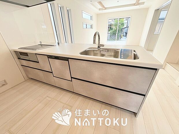現地写真(キッチン)
収納たっぷりのシステムキッチン、浄水器付水栓を標準装備しています。
