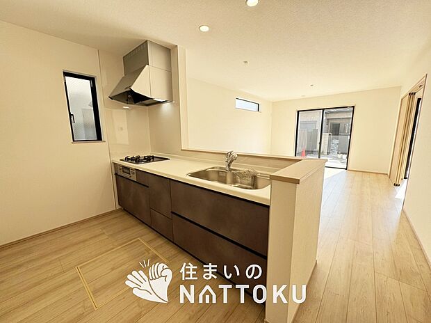 現地写真(キッチン)
収納たっぷりのシステムキッチン、浄水器付水栓を標準装備しています。