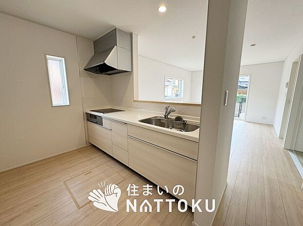 現地写真（キッチン）
収納たっぷりのシステムキッチン、浄水器付水栓を標準装備しています。
