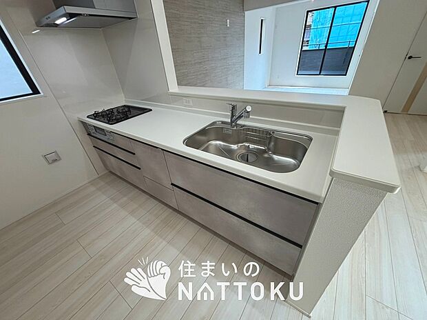 現地写真(キッチン)
収納たっぷりのシステムキッチン、浄水器付水栓を標準装備しています。