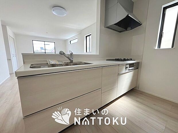 現地写真(キッチン)
収納たっぷりのシステムキッチン、浄水器付水栓を標準装備しています。