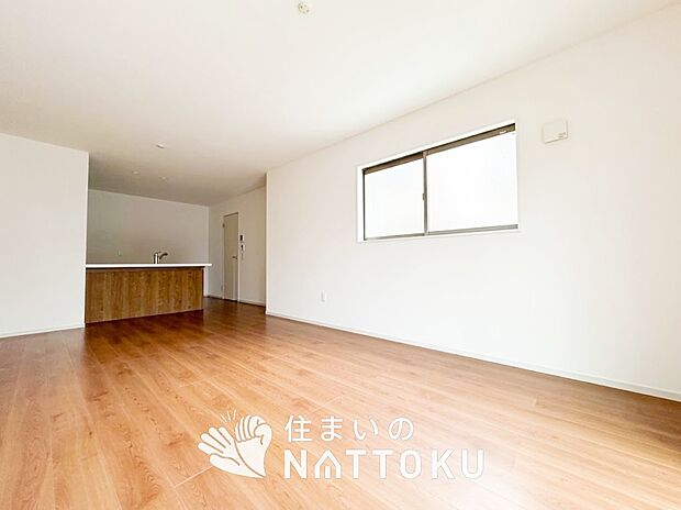 現地写真(リビング)
フローリング材には、木目、色調など木材特有の風合いがあり、ナチュラルな美しさになっています。