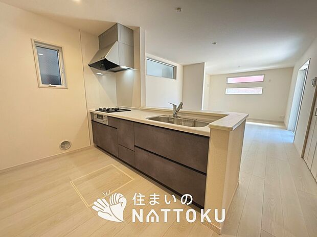 現地写真(キッチン)
収納たっぷりのシステムキッチン、浄水器付水栓を標準装備しています。