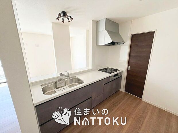 現地写真(キッチン)
収納たっぷりのシステムキッチン、浄水器付水栓を標準装備しています。