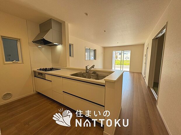 現地写真(キッチン)
収納たっぷりのシステムキッチン、浄水器付水栓を標準装備しています。
