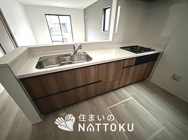 現地写真(キッチン)
収納たっぷりのシステムキッチン、浄水器付水栓を標準装備しています。