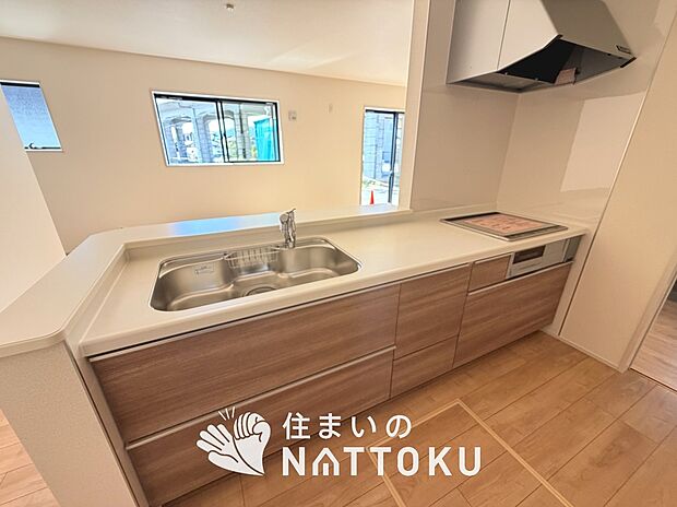 現地写真（キッチン）
収納たっぷりのシステムキッチン、浄水器付水栓を標準装備しています。
