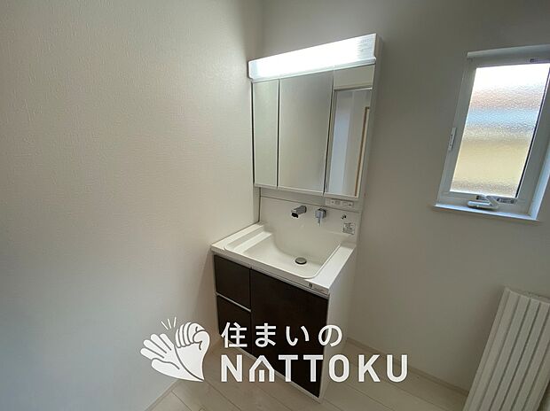 【洗面台・洗面所】鏡の両サイドは、必要なものを取出しやすく、大きな鏡面で朝の準備も快適。
使いやすいリフトアップ機能付きのシングルレバーシャワー水栓付です。