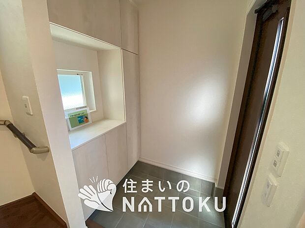 【現地写真(玄関)】玄関には、大型のシューズ収納を設置しています。