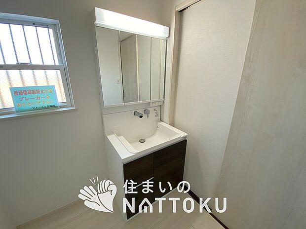 【洗面台・洗面所】鏡の両サイドは、必要なものを取出しやすく、大きな鏡面で朝の準備も快適。
使いやすいリフトアップ機能付きのシングルレバーシャワー水栓付です。