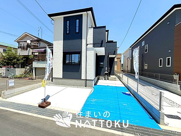 【現地写真(外観)【1号地】】軽くて火災に強い屋根材を採用し、地震時の建物への負担や揺れを軽減しています。