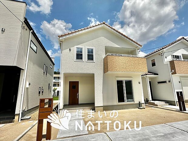 【現地写真（外観）【５号地】】軽くて火災に強い屋根材を採用し、地震時の建物への負担や揺れを軽減しています。