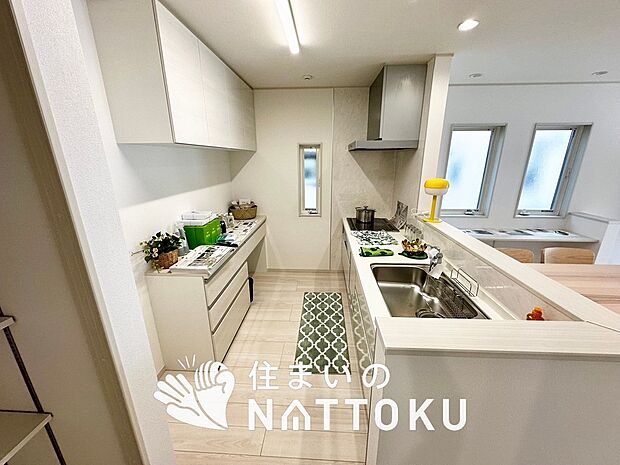 【現地写真（キッチン）】収納たっぷりのシステムキッチン、浄水器付水栓を標準装備しています。