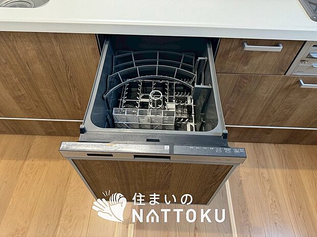 【食器洗い乾燥機】食後の時間にゆとりを与えてくれる食器洗い乾燥機。
操作ボタンも上面にあるので、腰をかがめずに操作ができラクラクです。