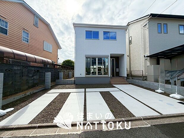 【現地写真（外観）】軽くて火災に強い屋根材を採用し、地震時の建物への負担や揺れを軽減しています。