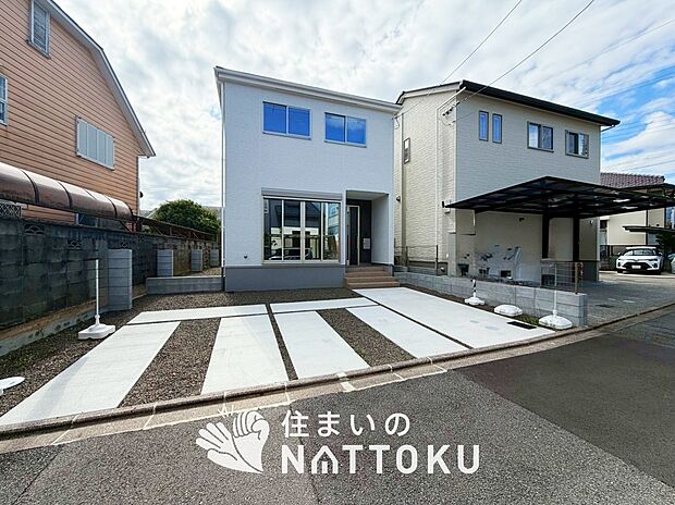 【現地写真（前道含む外観）】お引渡し後も無償の定期点検を行っており、暮らしの安心をお届けしています。