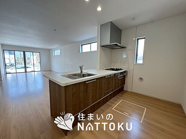 【現地写真（キッチン）】収納たっぷりのシステムキッチン、浄水器付水栓を標準装備しています。