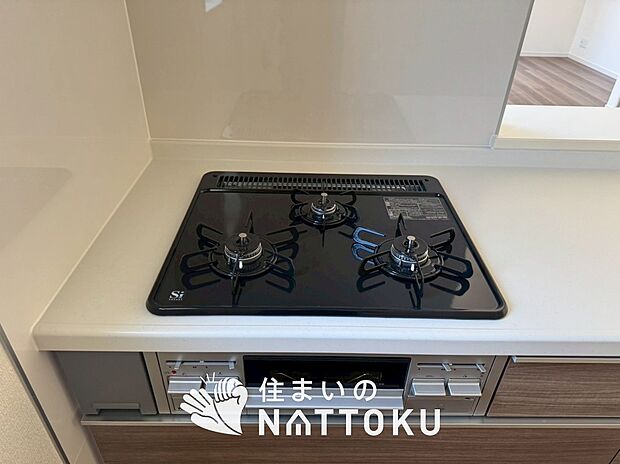 【ビルトインコンロ】フラットな構造で清掃性が高く、過熱防止センサー付3口タイプで日頃の家事も快適です。