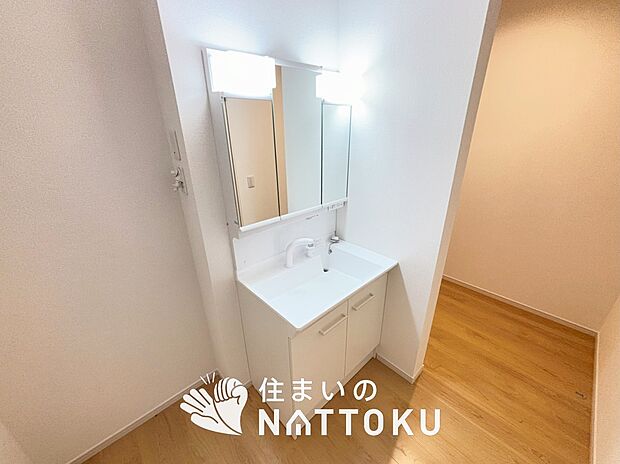 【洗面台・洗面所】鏡の両サイドは、必要なものを取出しやすく、大きな鏡面で朝の準備も快適。
使いやすいリフトアップ機能付きのシングルレバーシャワー水栓付です。