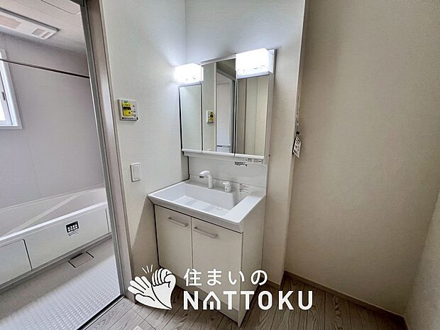 【洗面台・洗面所】鏡の両サイドは、必要なものを取出しやすく、大きな鏡面で朝の準備も快適。
使いやすいリフトアップ機能付きのシングルレバーシャワー水栓付です。