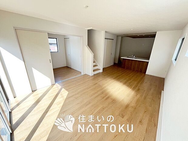 【現地写真(リビング)】フローリング材には、木目、色調など木材特有の風合いがあり、ナチュラルな美しさになっています。