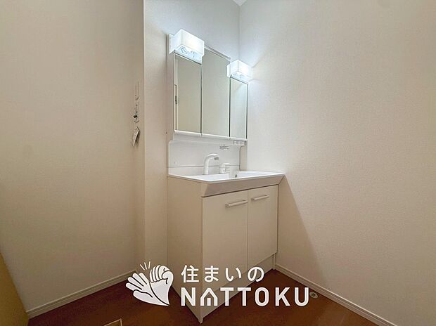 【洗面台・洗面所】鏡の両サイドは、必要なものを取出しやすく、大きな鏡面で朝の準備も快適。
使いやすいリフトアップ機能付きのシングルレバーシャワー水栓付です。