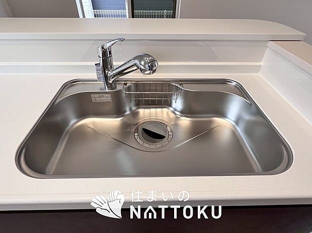 【浄水器内臓ハンドシャワー付シンク】広々とした凸型シンクに洗剤ポケットを標準装備。すっきり収納できます。
また、蛇口の先端に浄水器を内蔵しているため場所をとりません。