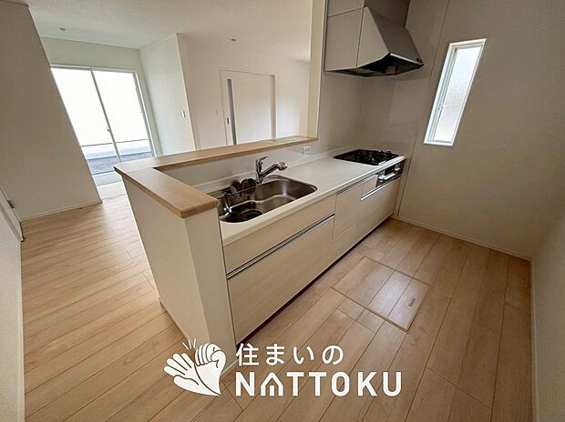 【現地写真(キッチン)】収納たっぷりのシステムキッチン、浄水器付水栓を標準装備しています。