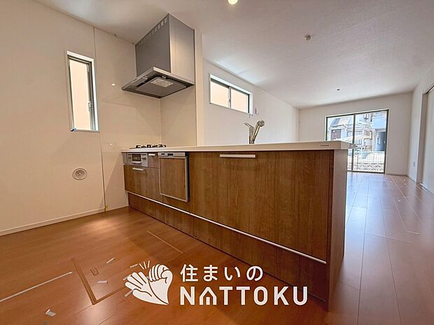 【現地写真(キッチン)】収納たっぷりのシステムキッチン、浄水器付水栓を標準装備しています。