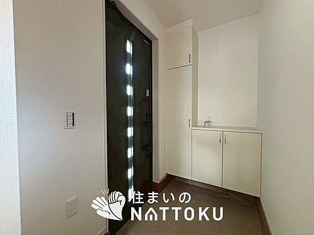 【現地写真(玄関)】玄関には、大型のシューズ収納を設置しています。