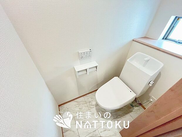 【トイレ】汚れてもサッとひと拭きでお手入れ簡単、エコ仕様の温水洗浄便座付きのトイレです。
バリアフリーにも配慮しています。