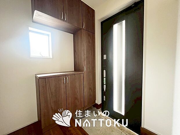 【現地写真(玄関)】玄関には、大型のシューズ収納を設置しています。