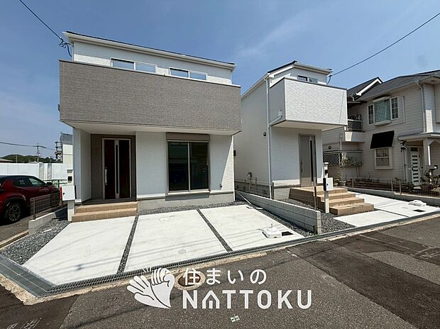 【現地写真(街並み)】雨で汚れを落とし、耐久性・耐候性に優れた外壁を使用しています。