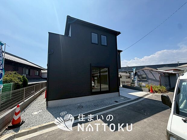 【現地写真(外観)【4号地】】軽くて火災に強い屋根材を採用し、地震時の建物への負担や揺れを軽減しています。