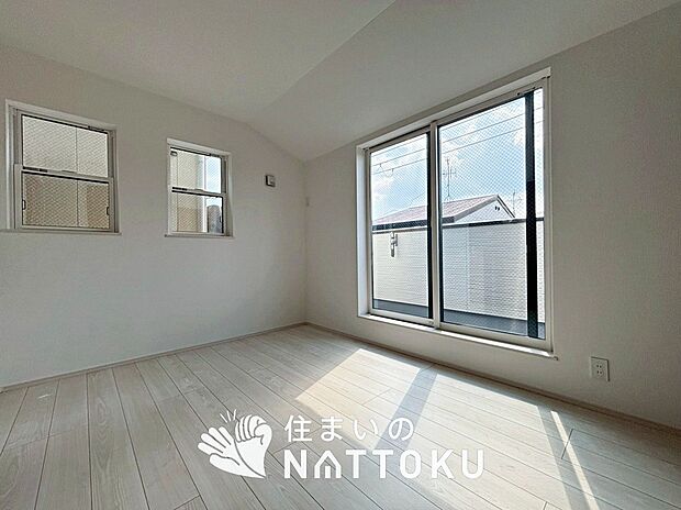 【現地写真(寝室)】木目の美しさを際立たせるシンプルデザインの建具を使用しています。